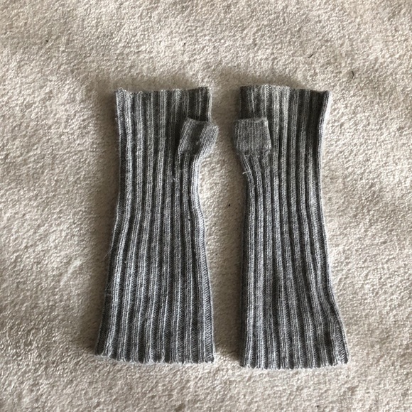 Grey knit fingerless gloves - Picture 3 of 5